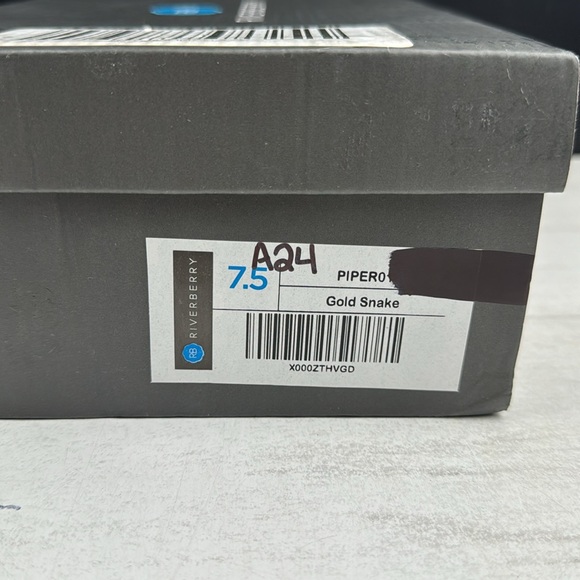 Riverberry Piper-01 Women’s Round Toe heel Gold Snake sz 7.5 - Picture 11 of 11